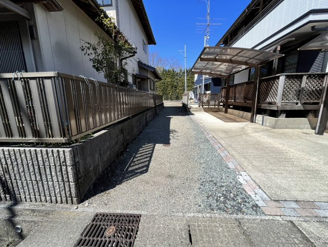 津市久居東鷹跡町売土地の前面道路含む現地写真