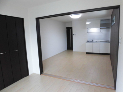 【居間・リビング】 | フジパレス淡路２番館 | 広いリビングです