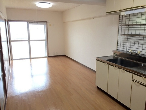 エサキ南ビル【キャッシュバック対象物件】の居間・リビング|ゆったりとしたリビングです