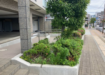 【中庭】 | グランパーク京王橋本 | 中庭（パティオ）とは、一つの建築物の内部に設けられた、壁などで囲われている庭のことを指します。コの字型、ロの字型が主流ですが、L字型の中庭もあります。最近では、インテリア性の高さからも人気があります。