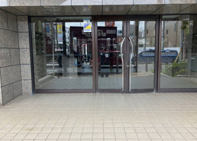 【エントランス】 | グランパーク京王橋本 | マンションのエントランスには、もともと風よけや防犯の役割がありますが、マンションによって宅配ボックスなどの設備が備わっている所もあります。日々の生活をイメージしながら生活しやすさをチェックしましょう。