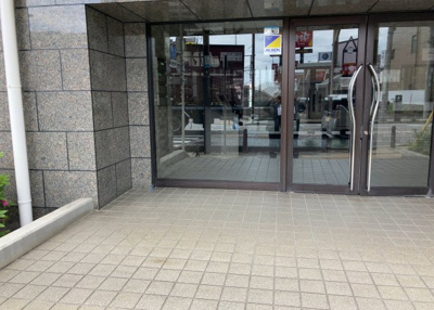 【ロビー】 | グランパーク京王橋本 | ラウンジは、マンションの共用スペースに椅子やテーブルなどを配置した利用者が寛げる空間です。屋内型ラウンジと屋外型ラウンジがあります。共用部分の管理状況と合わせて、詳細については現地でご確認ください。