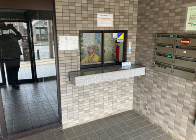 【受付】 | グランパーク京王橋本 | 受付はマンションコンシェルジュがいる場合もあれば、管理人が滞在する小部屋を総称して呼ぶことがあります。主にエントランスに設置されていることから、防犯面でも期待ができます。防犯設備がない場合はより安心！