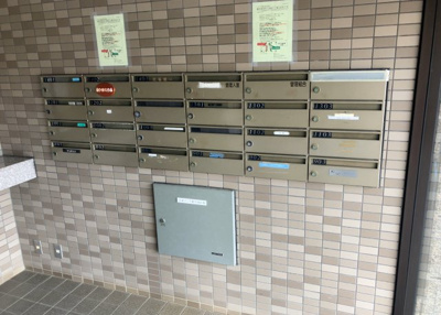 【設備】 | グランパーク京王橋本 | エントランス付近に設置されている集合ポストは、住んでいる部屋と離れているため、ポストをあさるなど誰かに何かされていても被害に気づきにくいです。入居する時には他人に特定されにくい番号で鍵をかけましょう！