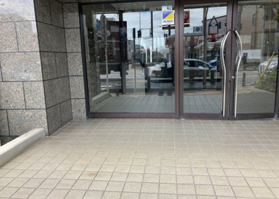 【ロビー】 | グランパーク京王橋本 | ロビーというと、エントランスと何がちがうの？と思いますよね。実はロビーとエントランスには明確な決まりはありません。物件によっては、エントランスを入って広がるある程度の広さのある空間がロビーとなります。