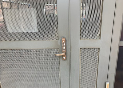 【防犯設備】 | グランパーク京王橋本 | 室内の防犯設備もチェックしましょう！モニター付きインターホンが設置されているか、防犯シャッターが設備されているか、ベランダに人が上がってきにくい高さかなどチェックしておくと入居後も安心できるでしょう。