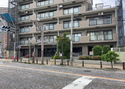 【現況写真】 | グランパーク京王橋本 | 道幅が広い場所は日当たりや風通が良好です。幅が広いのですれ違いも可能ですし大きな車でも駐車可能！一方で、大型車が通ることも多くなるため交通量の増加により騒音に繋がります。また土地の値段が高くなります。