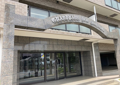 【玄関】 | グランパーク京王橋本 | 玄関は家の顔でもあり、家族以外の目にも止まる場所です。玄関は外との間を仕切る扉、靴などをしまっておく収納スペース、靴脱ぎのたたきスペース、来客とのやり取りをするドアホンなど複数のアイテムからなります。