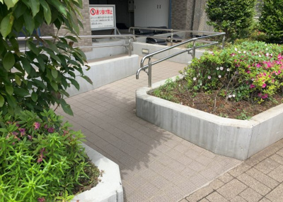 【内装】 | グランパーク京王橋本 | 共有部分は、住民なら誰もが使える設備のこと。例えば駐車場やエレベーター、インターネット設備、セキュリティ設備などがあります。他にも、マンションの廊下・外部階段やエントランス・ゴミ置き場などがあります。