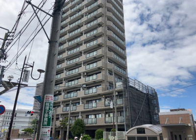 【外観】 | グランパーク京王橋本 | 外観はマンション管理がされているかの目安になります。築年数が古いと、壁面は劣化してひび割れが生じることも！建物が古びていても細かいところが修繕されていると、きちんと管理されているなぁと感じるでしょう。