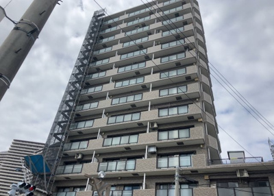 【バルコニー】 | グランパーク京王橋本 | 一般的なバルコニーは、奥行1.5ｍ程ですが、ワイルドバルコニーは2ｍまで広がっています。そのため洗濯物の間隔をあけ干すことができ、乾きやすいというメリットや、ガーデニングが楽しめる等の特徴があります。