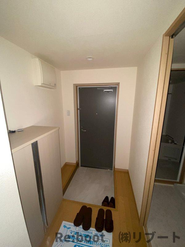 レオ四拾八番館の玄関