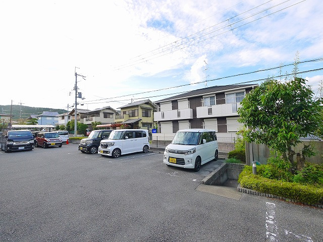 シャルム・トローベルAの駐車場