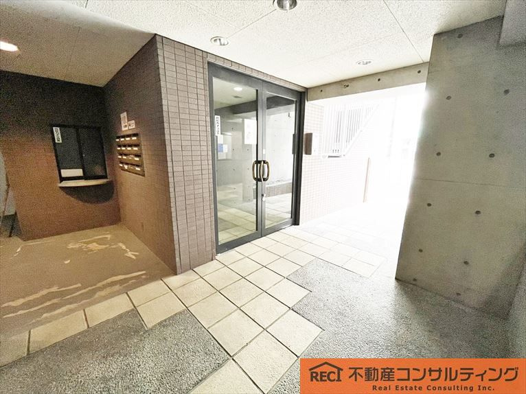 エルコートカリヨン灘駅前のエントランス