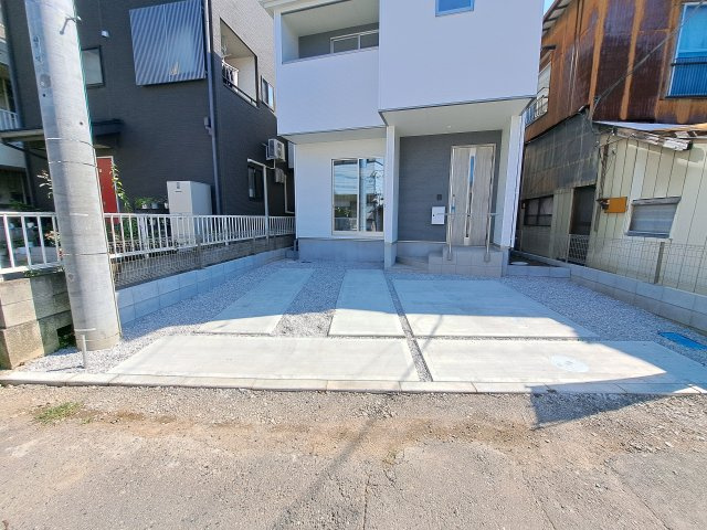 新築　高崎市東町1期　1号棟の駐車場|現地写真　駐車スペースは建物北側に並列2台分可能です！
