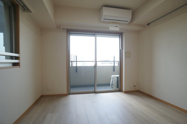 エスティメゾン亀戸の居間・リビング|明るい洋室♪窓も大きい♪