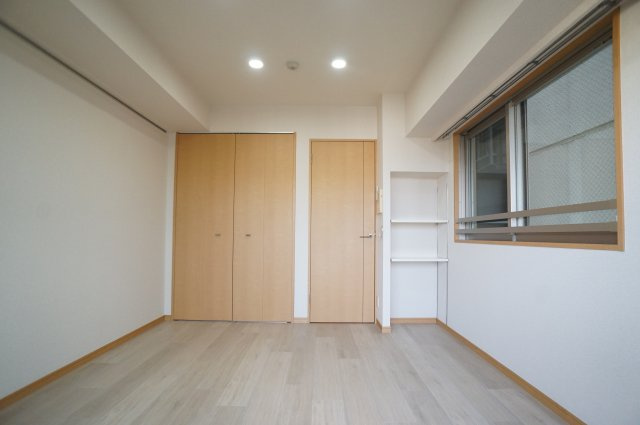 エスティメゾン亀戸の居間・リビング|備え付けの棚も有ります♪