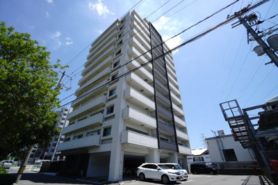 【外観】 | 【上質リフォーム】ロイヤルプラウド緑井 | 【耐震性】
耐震性の高さを判断するポイントは、
建築確認申請日が1981年6月1日以降の
新耐震基準に適合しているかどうか。
震度６程度の大地震でも
建物が崩壊しないレベルが基準になりました。