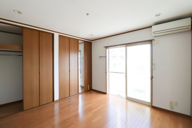山田葉室町の洋室|バルコニーから明るい光が差し込む８帖の洋室は、収納スペースもたっぷりございます♪