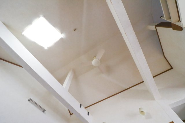 山田葉室町の居間・リビング|勾配天井になっているリビングは、開放感たっぷり♪天井にはトップライトがあるため、リビングに明るい光が差し込みます♪