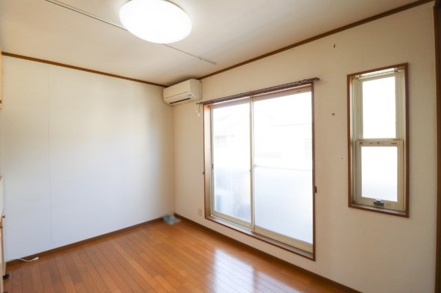 山田葉室町の洋室|バルコニーから明るい光が差し込む６帖の洋室は、収納スペースもたっぷりございます♪