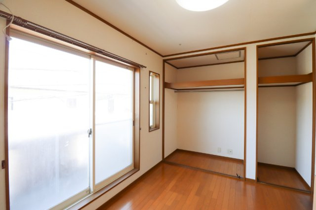 山田葉室町の洋室|バルコニーから明るい光が差し込む６帖の洋室は、収納スペースもたっぷりございます♪