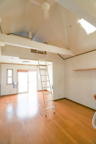 山田葉室町の居間・リビング|勾配天井になっているリビングは、開放感たっぷり♪天井にはトップライトがあるため、リビングに明るい光が差し込みます♪