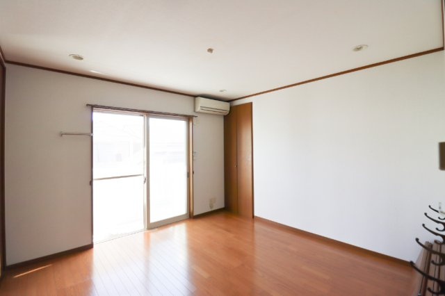 山田葉室町の洋室|バルコニーから明るい光が差し込む８帖の洋室は、収納スペースもたっぷりございます♪