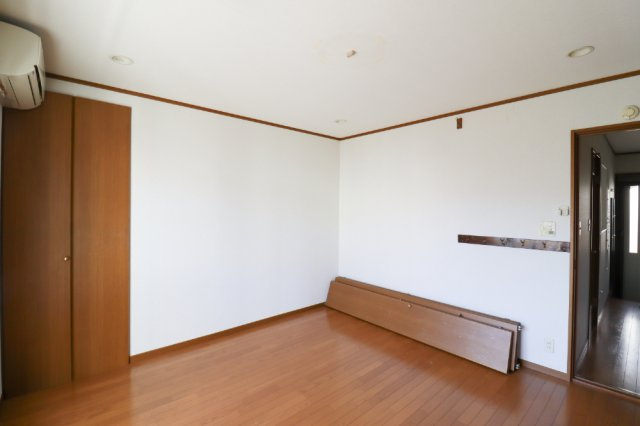 山田葉室町の洋室|バルコニーから明るい光が差し込む８帖の洋室は、収納スペースもたっぷりございます♪