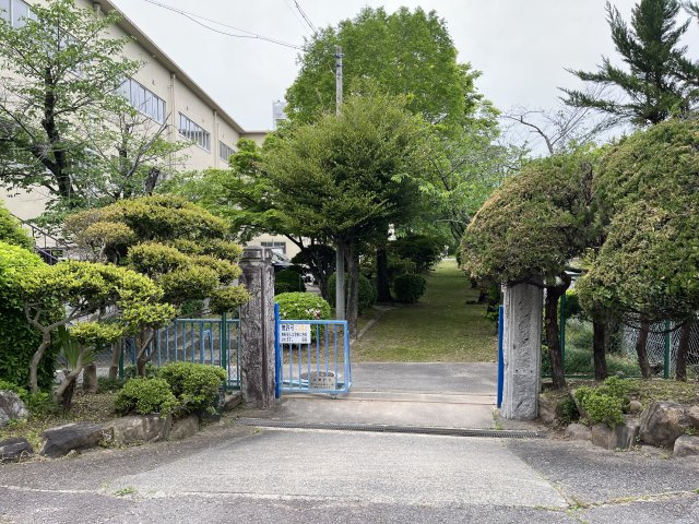 岡崎市城北町土地の周辺|城北中学校校門（物件から9ｍ）