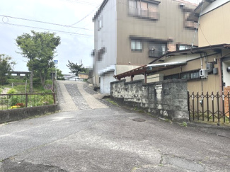 【前面道路含む現地写真】 | 北西側から前面道路を含む外観です。