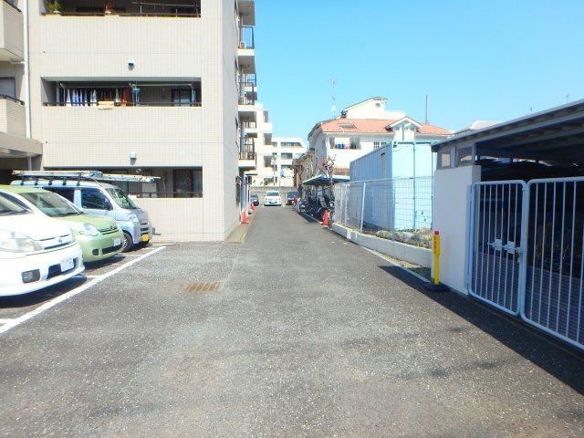 コンフォール元住吉の駐車場
