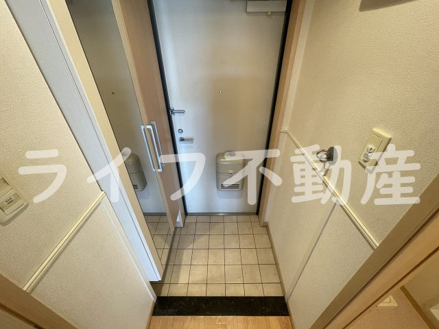 メゾンラフィネの玄関|明るい玄関です