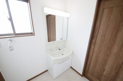 【独立洗面台】 | 南羽生築浅戸建 | 1階洗面台（三面鏡付き）