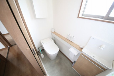 【トイレ】 | 南羽生築浅戸建 | 1階トイレ（タンクレス温水洗浄便座）