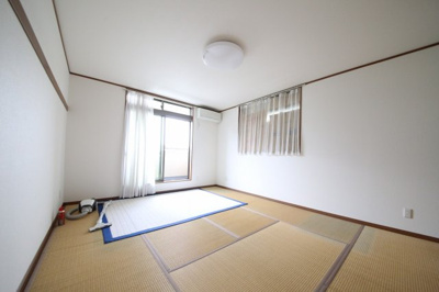 【洋室】 | 南羽生築浅戸建 | 2階洋室
12㎜の畳を上げると、フローリングになります。