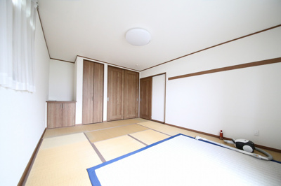 【洋室】 | 南羽生築浅戸建 | 2階洋室
12㎜の畳を上げると、フローリングになります。