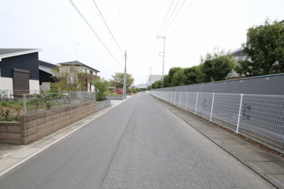 【前面道路含む現地写真】 | 南羽生築浅戸建 | 南側道路（東側方向）
