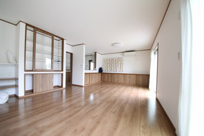 【居間・リビング】 | 南羽生築浅戸建 | LDK（20帖）

