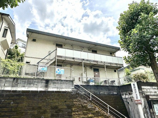 【外観】 | 「新百合ヶ丘」駅にアクセス可能な最寄りバス停まで徒歩1分！雨の日の通勤やお出かけもバス利用でスムーズです♪