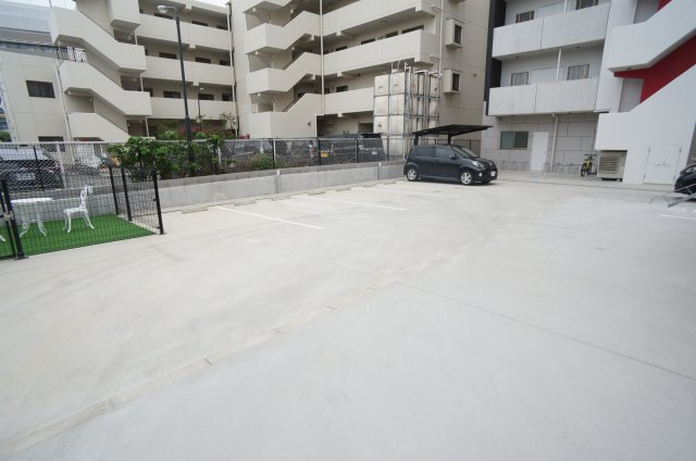 ONLYONE川西中央Ⅱの駐車場
