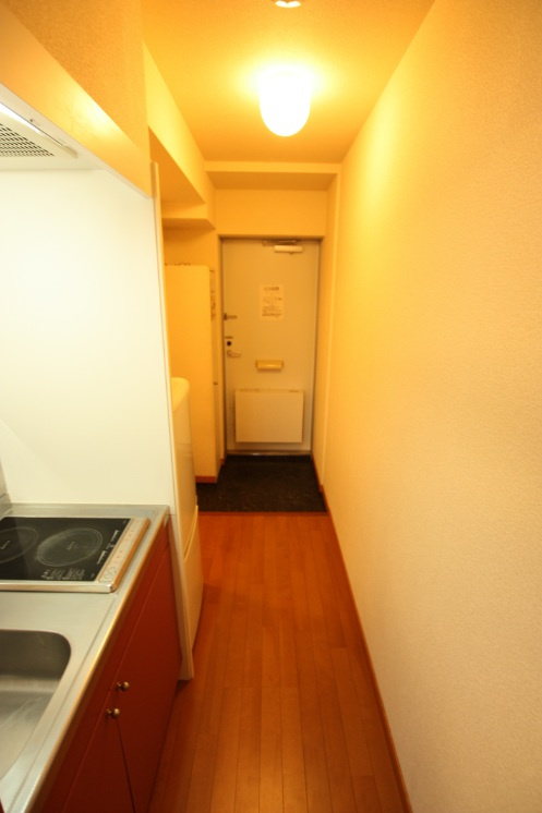 レオパレスアンソレイエのキッチン|部屋から玄関