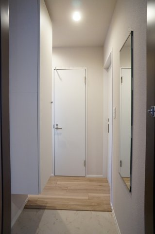 【玄関】 | マーブルコレクション | 姿見のある玄関内観です