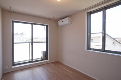 【洋室】 | マーブルコレクション | 6.5帖洋室内写真です。二面採光の明るいお部屋です