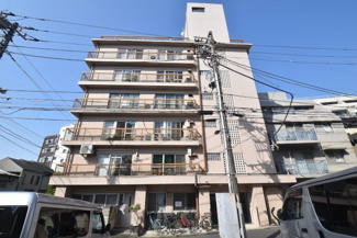 【外観】 | 手入れの行き届いた外壁やエントランスなど、「見ればわかる」レベルで清潔感を保ったマンションです。築年数を感じさせない姿で皆様をお出迎えします。～即日のご見学可能～　お問合せはお気軽にどうぞ。