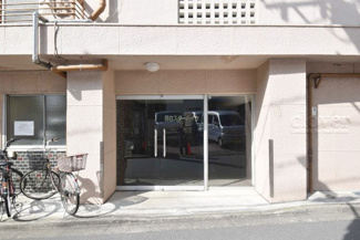 【エントランス】 | お客様を、そして住人を出迎えてくれるマンションのエントランス。ゴミが落ちていないことからも、管理状態の良さや住民の節度の高さが見て取れます。～即日のご見学可能～　お問合せはお気軽にどうぞ。