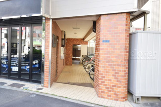 【エントランス】 | お客様を、そして住人を出迎えてくれるマンションのエントランス。ゴミが落ちていないことからも、管理状態の良さや住民の節度の高さが見て取れます。～即日のご見学可能～　お問合せはお気軽にどうぞ。