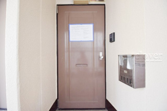 【その他共用部分】 | 皆様をお迎えする、お部屋の玄関ドア。開けやすさや開放角度、ドアノブの操作しやすさや鍵の形状などを、現地で一度ご確認ください。～即日のご見学可能～　お問合せはお気軽にどうぞ。
