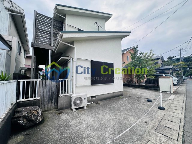 中郡大磯町大磯　大型中古住宅の駐車場