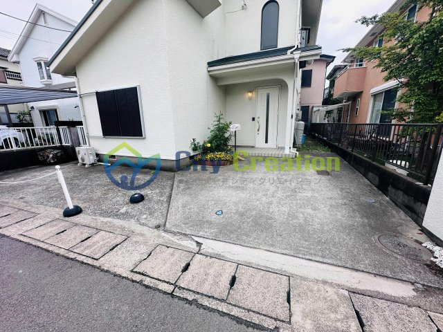 中郡大磯町大磯　大型中古住宅の駐車場